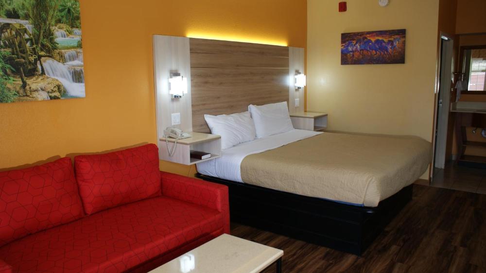 Deluxe King Room - Smoking interior