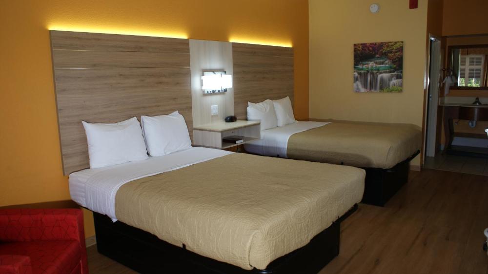 Deluxe Queen Room with Two Queen Beds - Non-Smoking interior