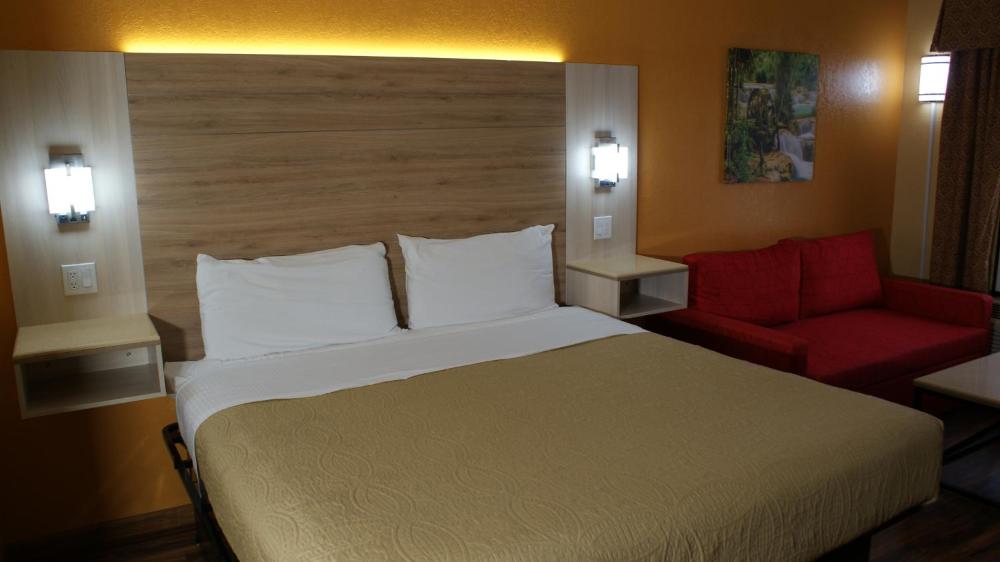 Deluxe King Room  with Sofa Bed - Non-Smoking interior